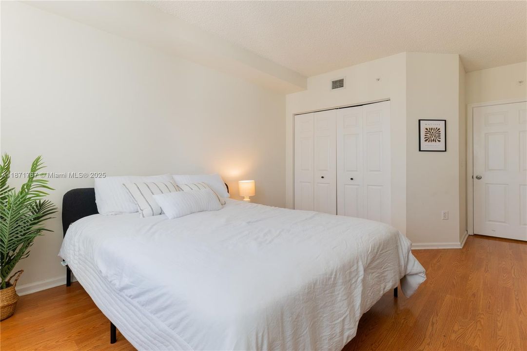 待售: $589,000 (2 贝兹, 2 浴室, 1024 平方英尺)