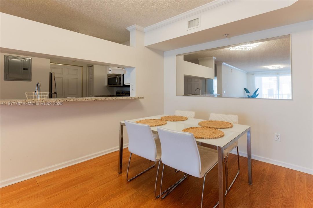 待售: $589,000 (2 贝兹, 2 浴室, 1024 平方英尺)