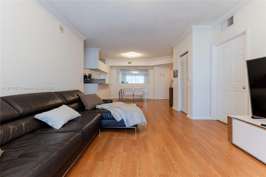 待售: $589,000 (2 贝兹, 2 浴室, 1024 平方英尺)