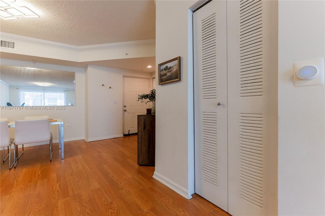 待售: $589,000 (2 贝兹, 2 浴室, 1024 平方英尺)