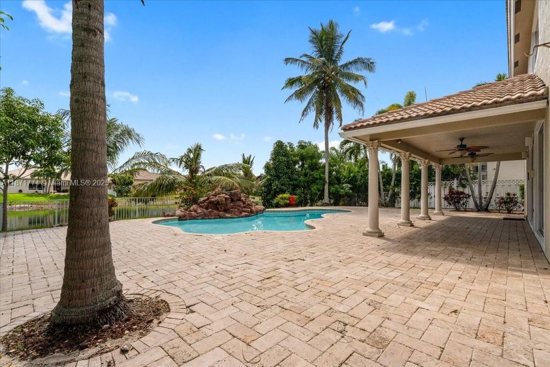 Active With Contract: $874,999 (4 beds, 3 baths, 3272 Square Feet)