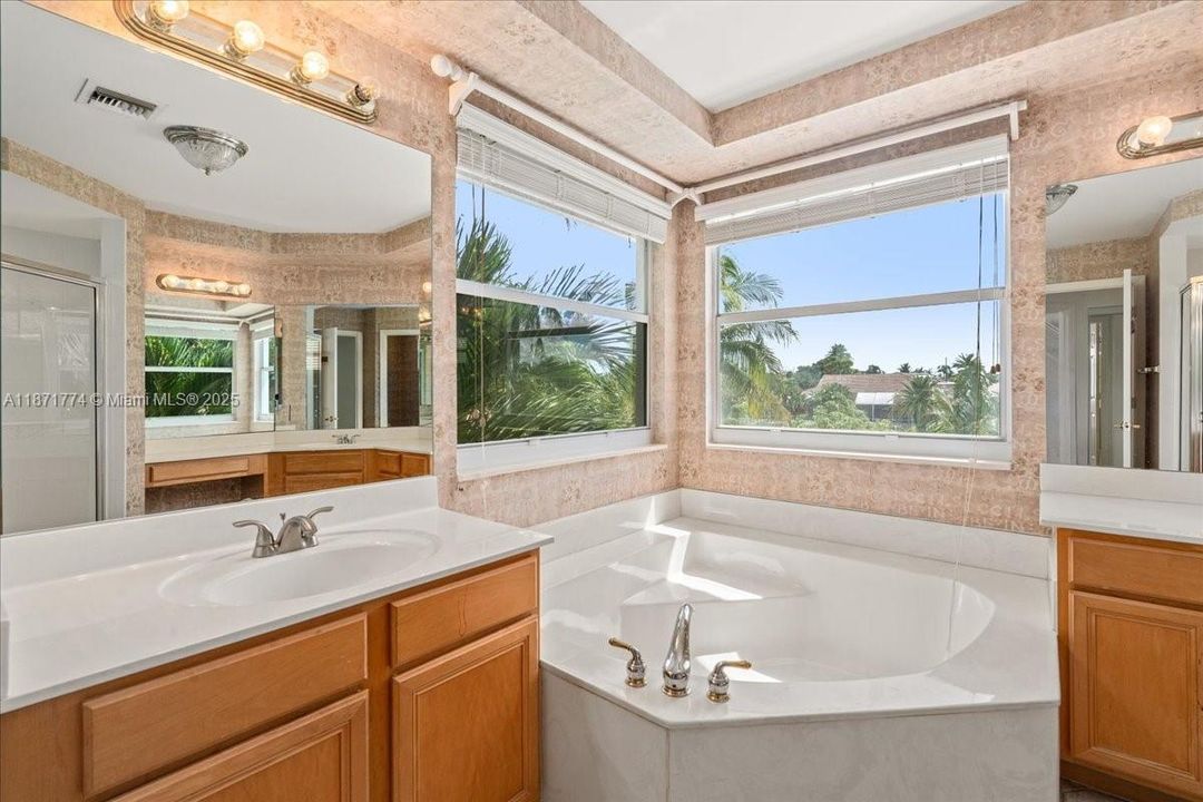 Active With Contract: $874,999 (4 beds, 3 baths, 3272 Square Feet)