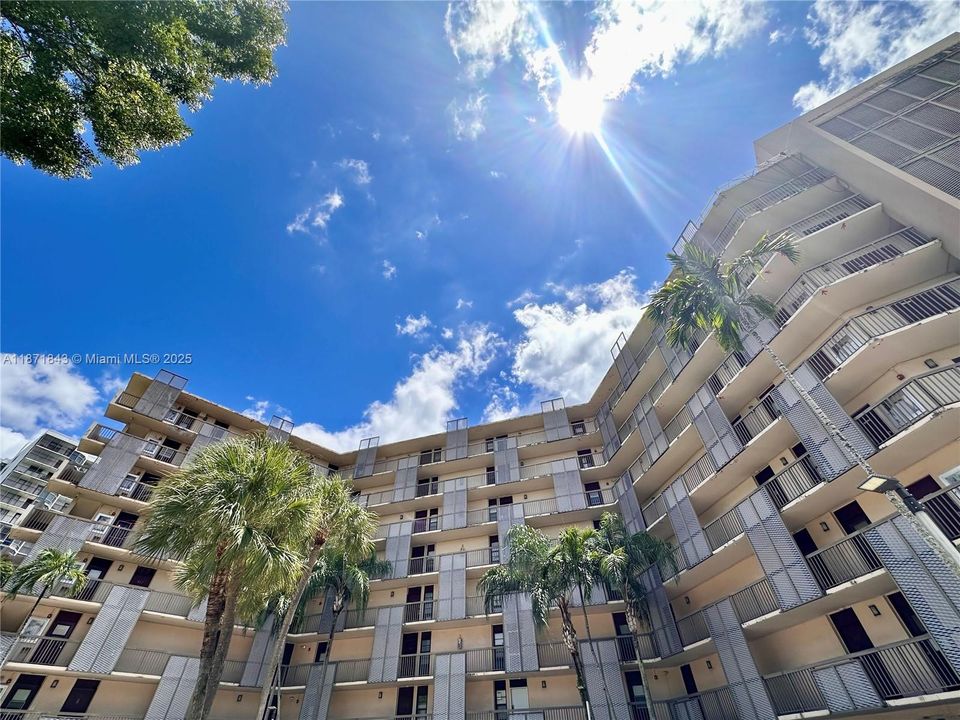 Bravura Condo. Relaxed living in Aventura.3301 N Country Club Drive, Unit #410, Aventura, FL 33180. Bravura Condo. For Sale! Make an offer NOW!