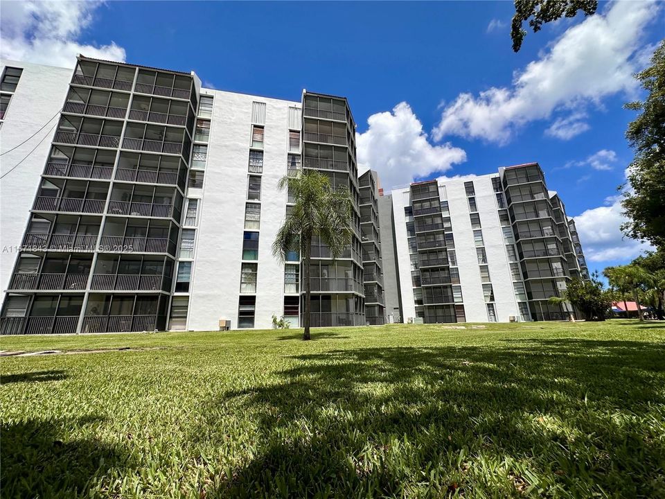 Surrounded by lots of nature and lush green in the center of Aventura!3301 N Country Club Drive, Unit #410, Aventura, FL 33180. Bravura Condo. For Sale! Make an offer NOW!