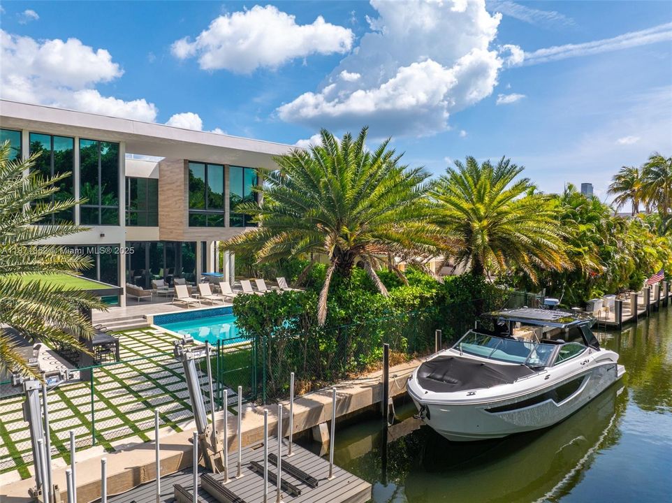 For Sale: $6,800,000 (7 beds, 6 baths, 5560 Square Feet)