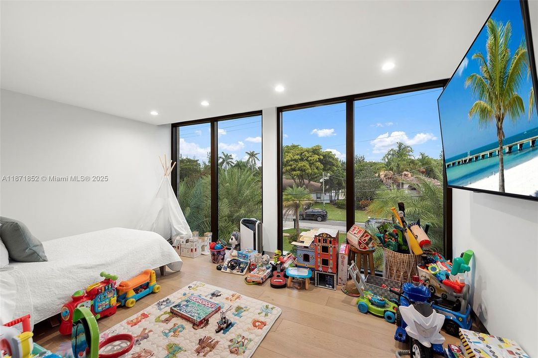 For Sale: $6,800,000 (7 beds, 6 baths, 5560 Square Feet)