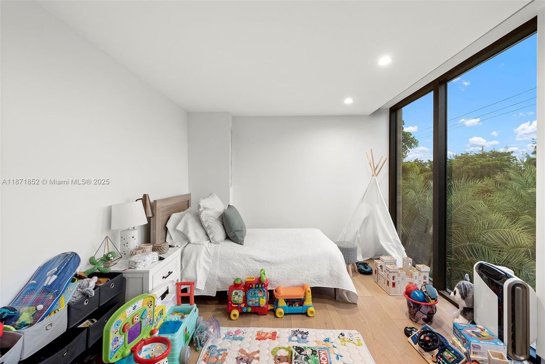 For Sale: $6,800,000 (7 beds, 6 baths, 5560 Square Feet)