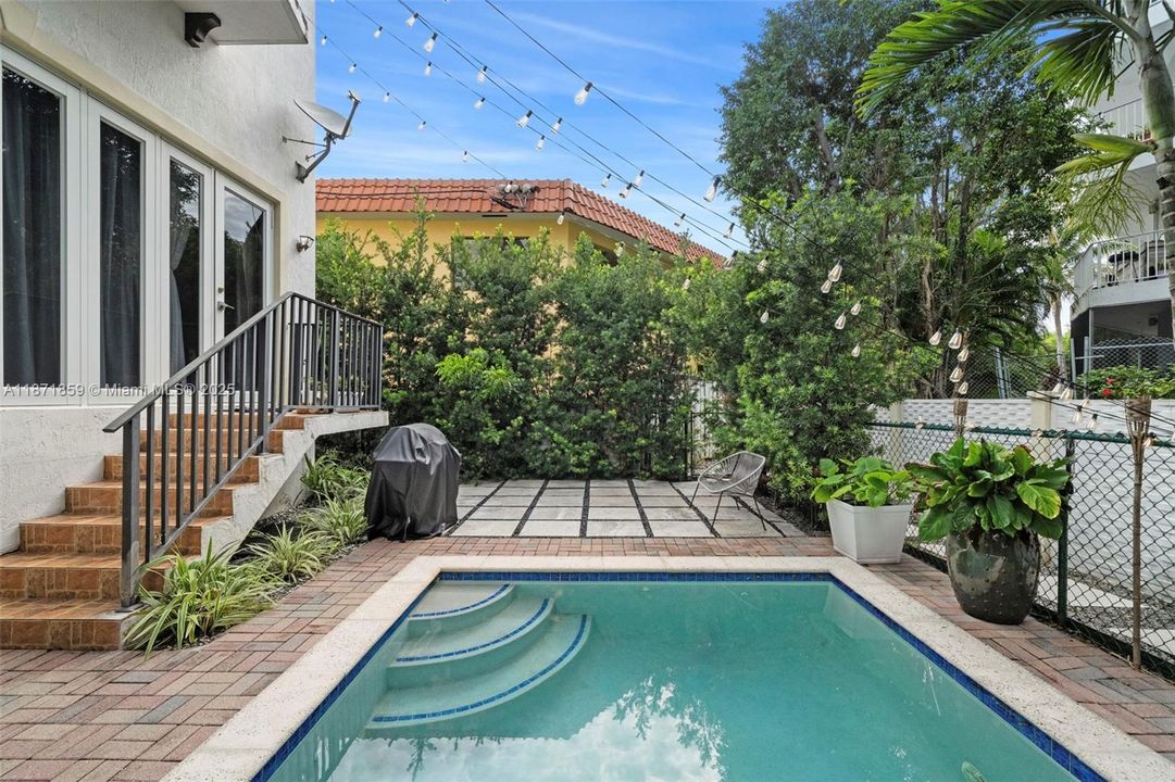 Backyard/w private Pool