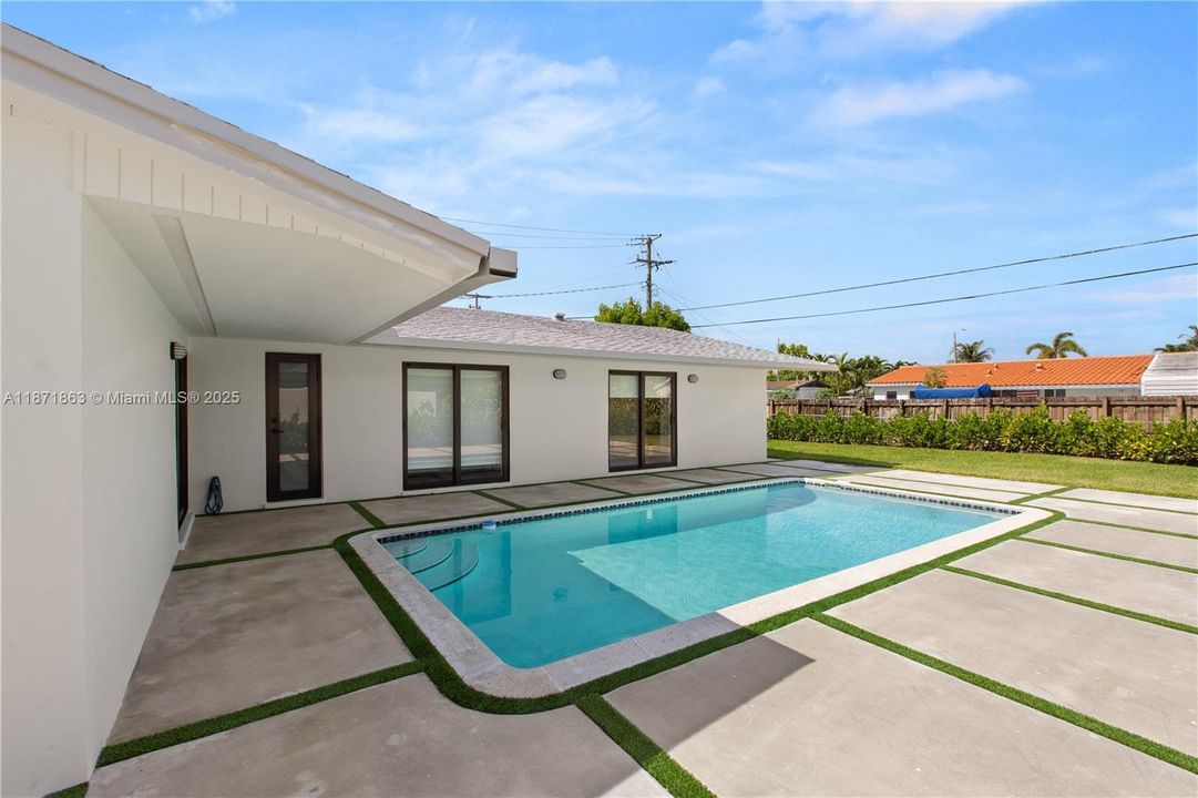 Recently Rented: $4,698 (4 beds, 3 baths, 1516 Square Feet)