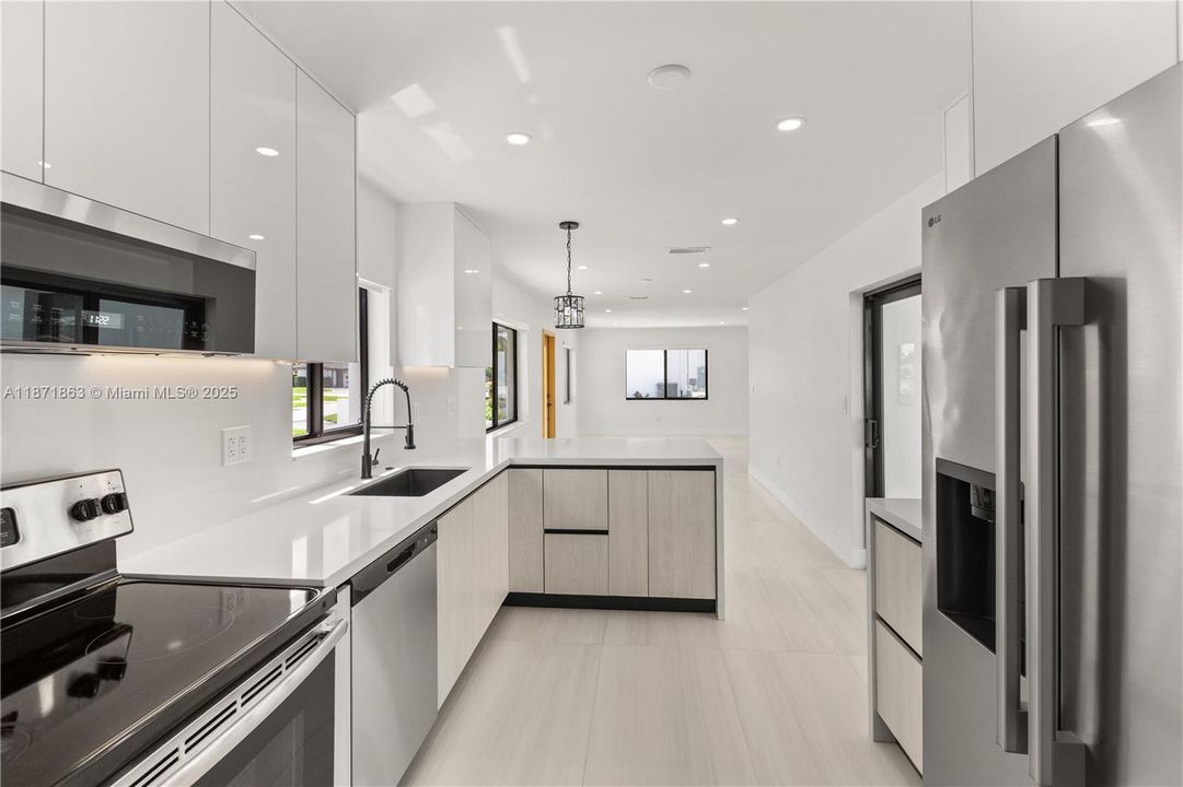 Recently Rented: $4,698 (4 beds, 3 baths, 1516 Square Feet)