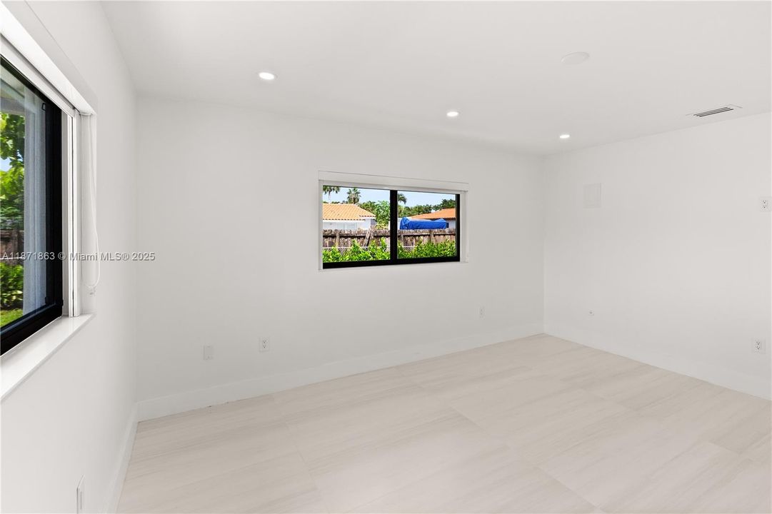 Recently Rented: $4,698 (4 beds, 3 baths, 1516 Square Feet)