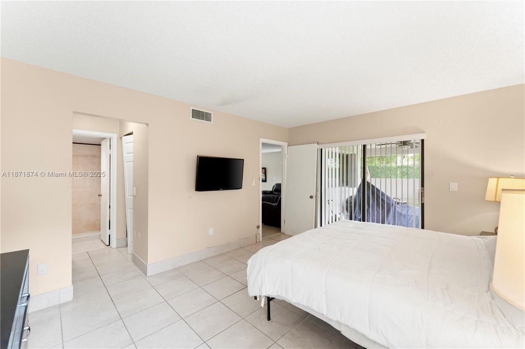 合同活跃: $325,000 (3 贝兹, 2 浴室, 1216 平方英尺)