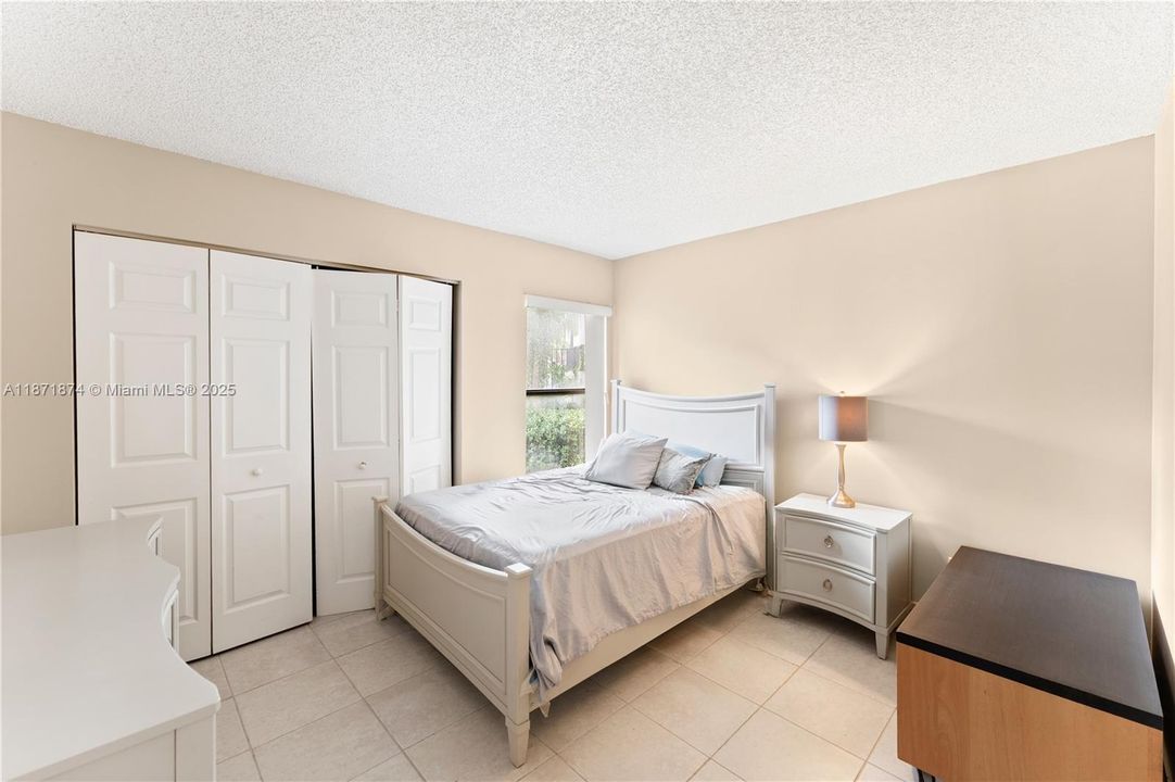 合同活跃: $325,000 (3 贝兹, 2 浴室, 1216 平方英尺)