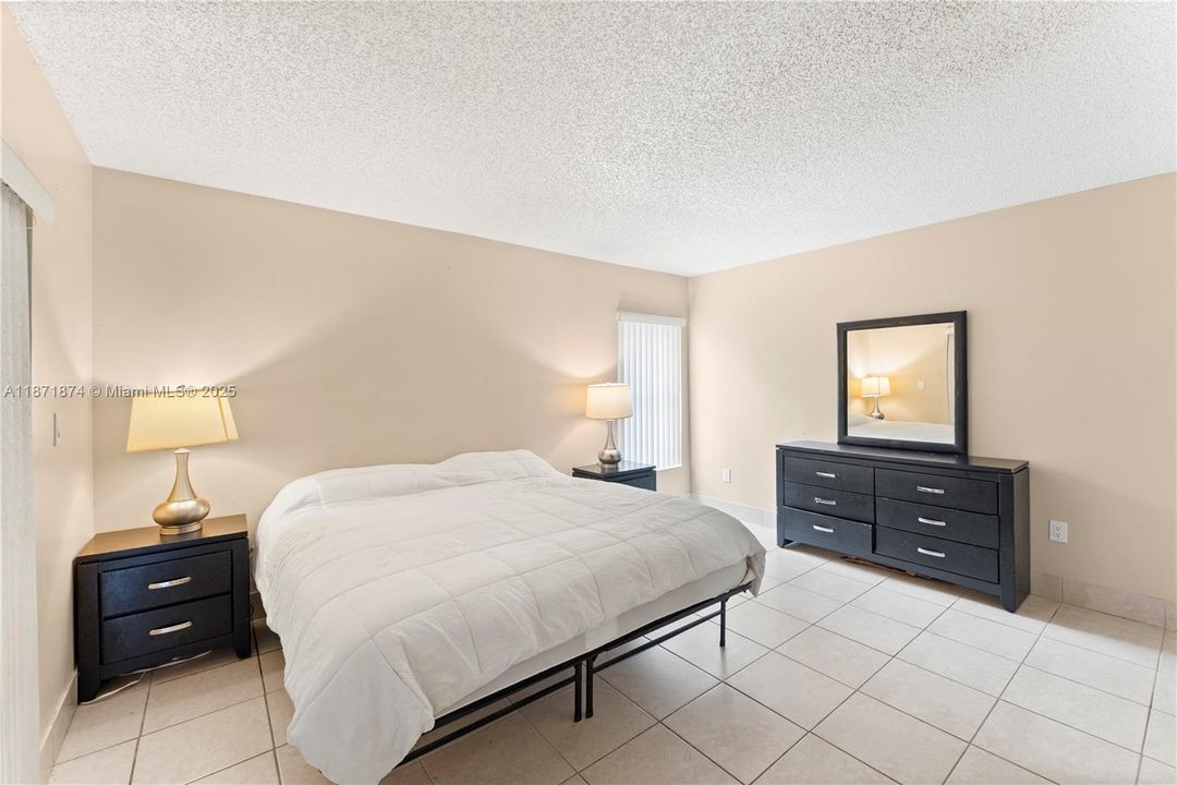 合同活跃: $325,000 (3 贝兹, 2 浴室, 1216 平方英尺)