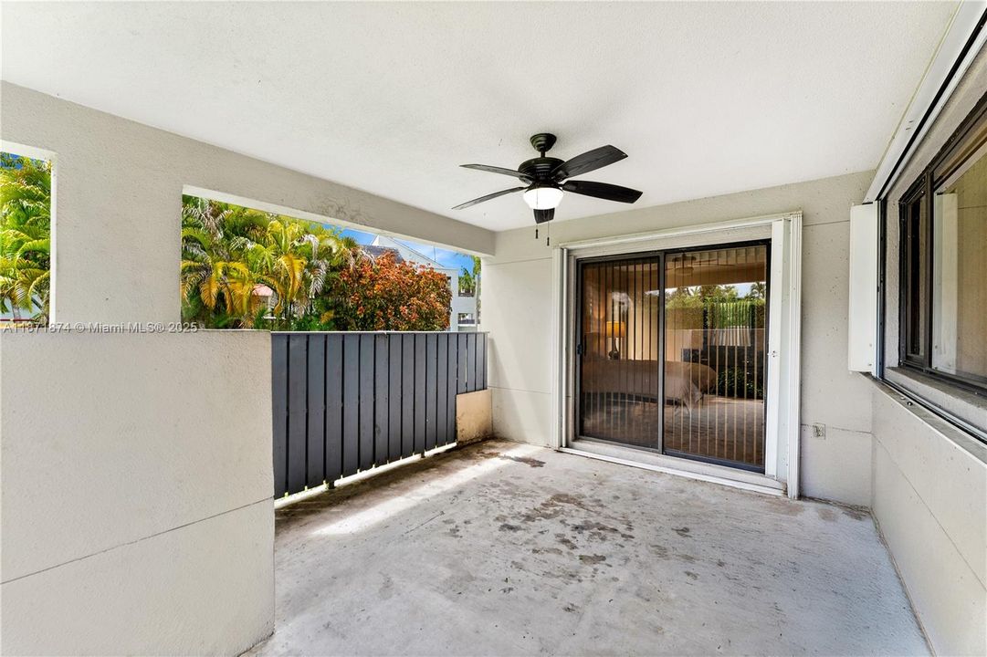 合同活跃: $325,000 (3 贝兹, 2 浴室, 1216 平方英尺)