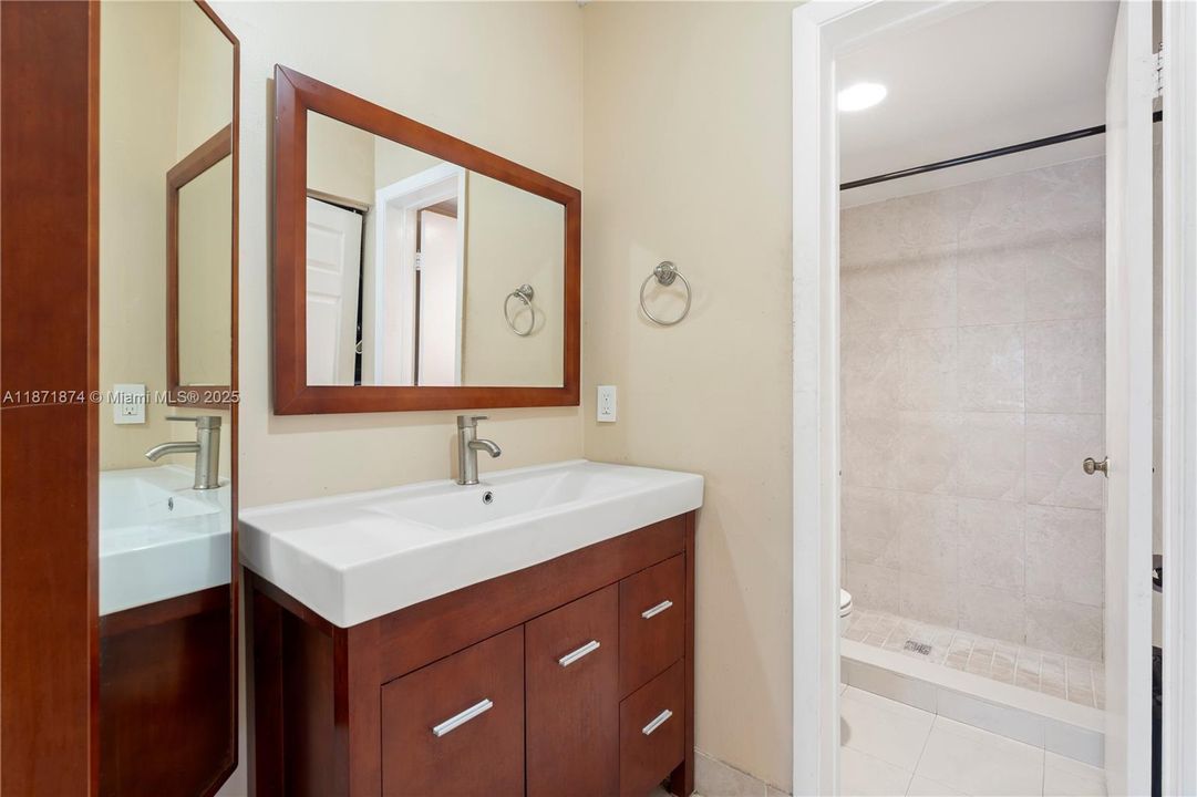 合同活跃: $325,000 (3 贝兹, 2 浴室, 1216 平方英尺)