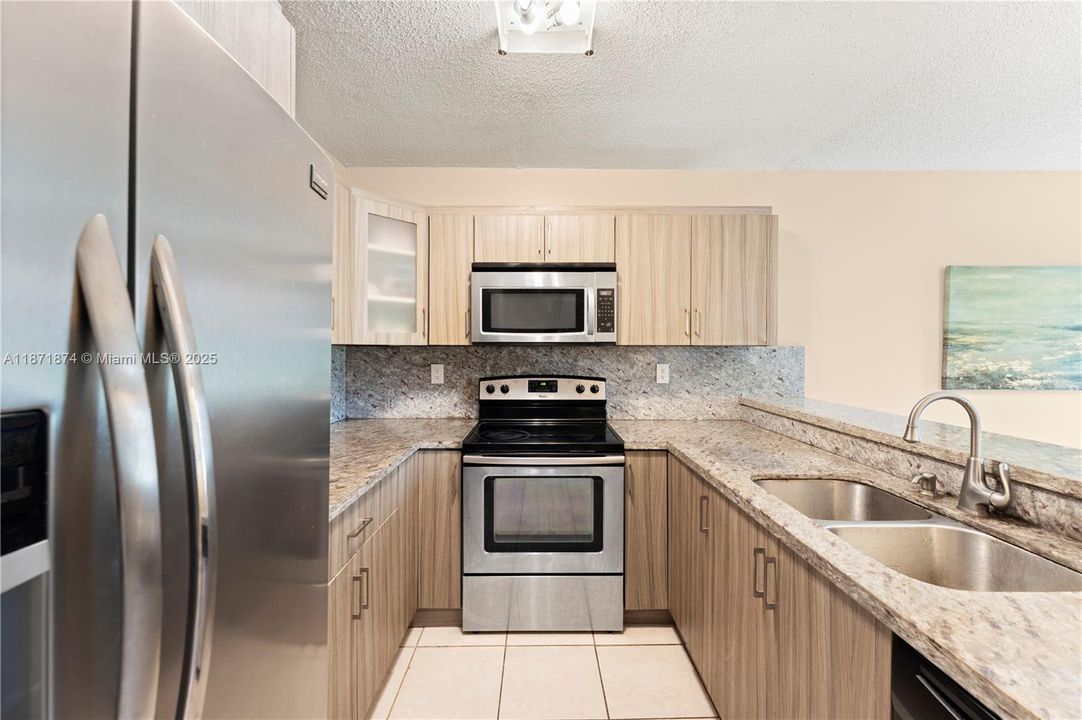 合同活跃: $325,000 (3 贝兹, 2 浴室, 1216 平方英尺)