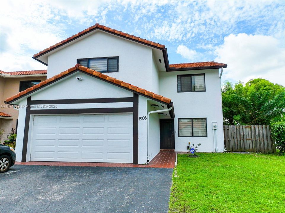 Под контрактом: $550,000 (4 спален, 2 ванн, 2420 Квадратных фут)