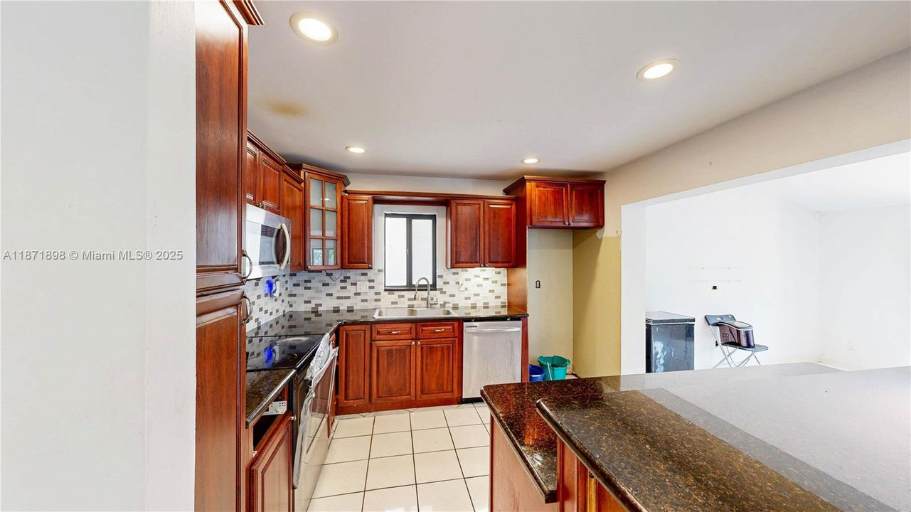 Под контрактом: $550,000 (4 спален, 2 ванн, 2420 Квадратных фут)