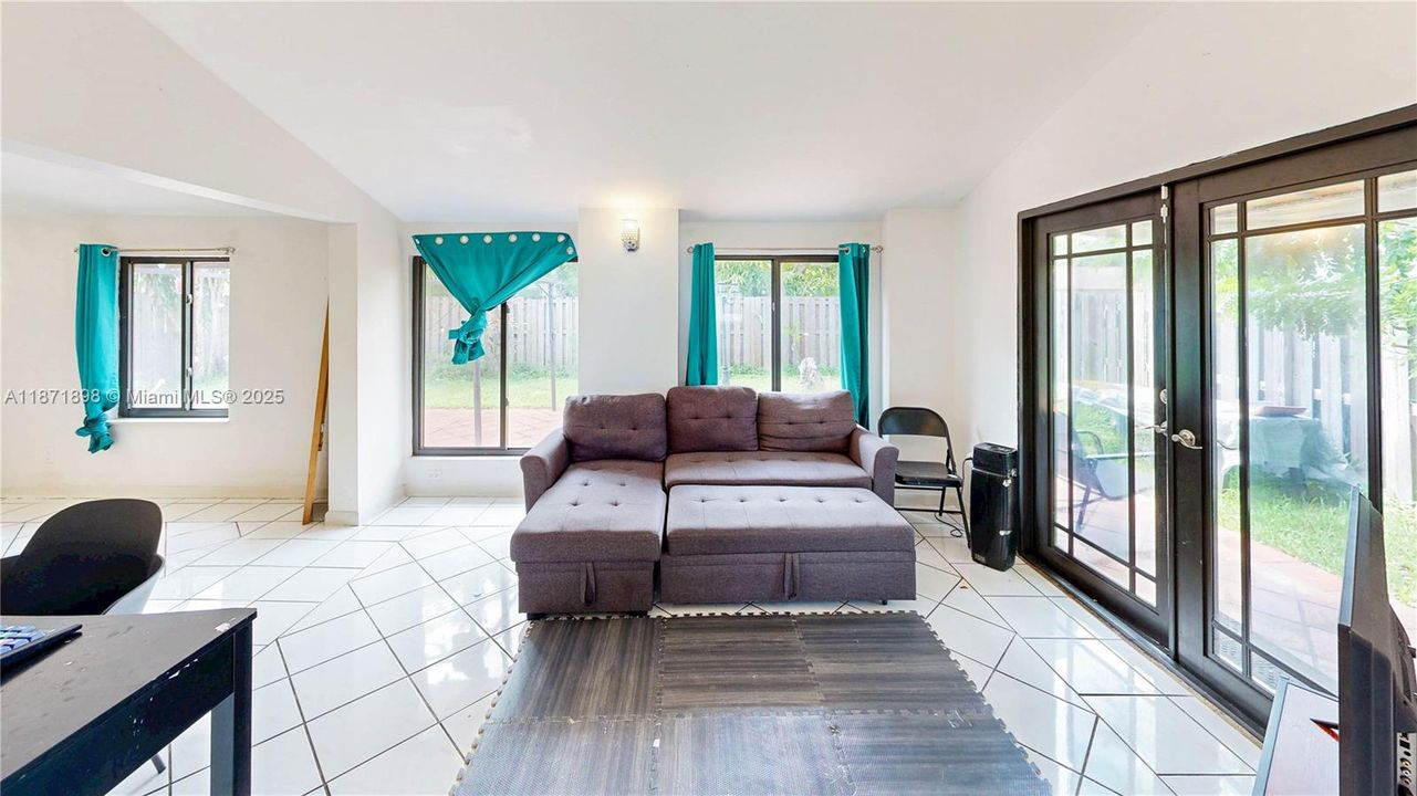 Под контрактом: $550,000 (4 спален, 2 ванн, 2420 Квадратных фут)