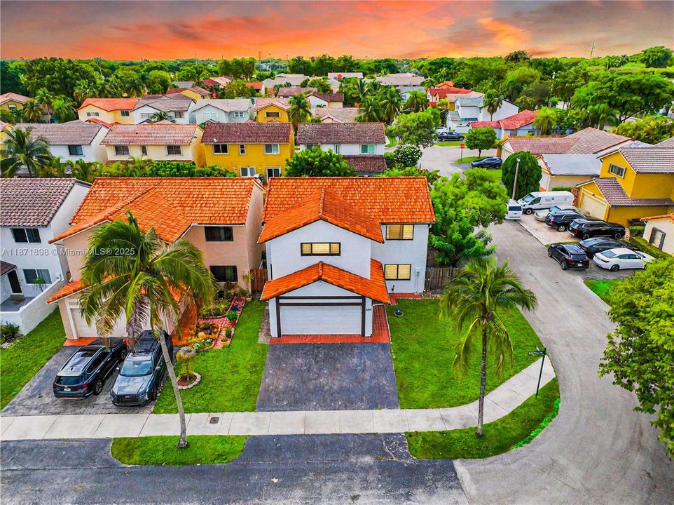 Под контрактом: $550,000 (4 спален, 2 ванн, 2420 Квадратных фут)