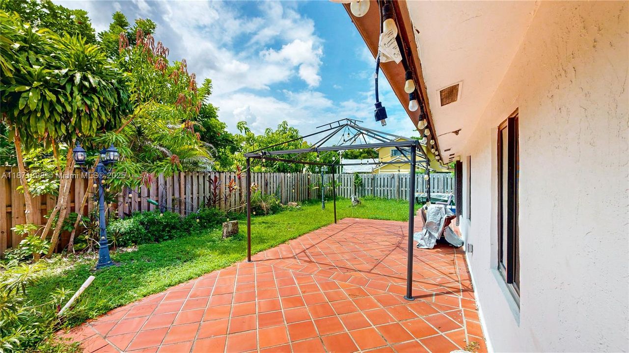 Под контрактом: $550,000 (4 спален, 2 ванн, 2420 Квадратных фут)