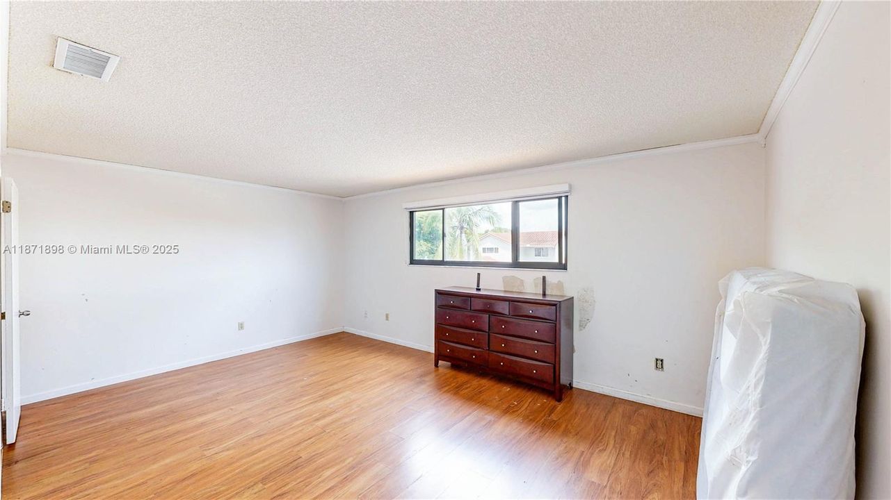 Под контрактом: $550,000 (4 спален, 2 ванн, 2420 Квадратных фут)