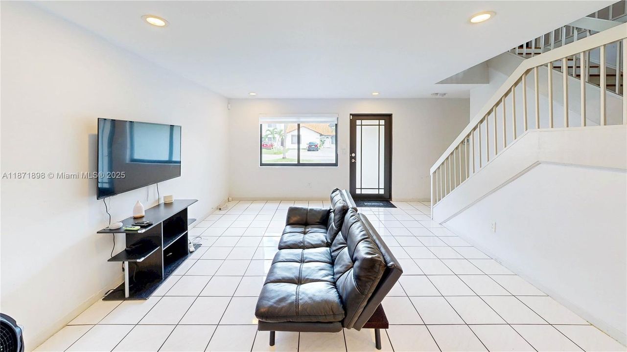 Под контрактом: $550,000 (4 спален, 2 ванн, 2420 Квадратных фут)