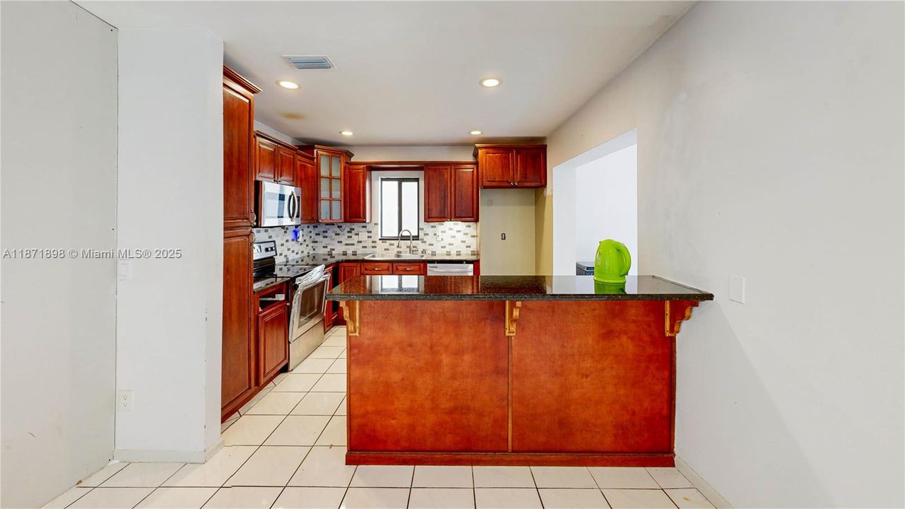 Под контрактом: $550,000 (4 спален, 2 ванн, 2420 Квадратных фут)