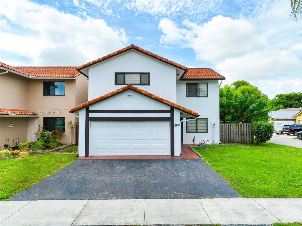 Под контрактом: $550,000 (4 спален, 2 ванн, 2420 Квадратных фут)