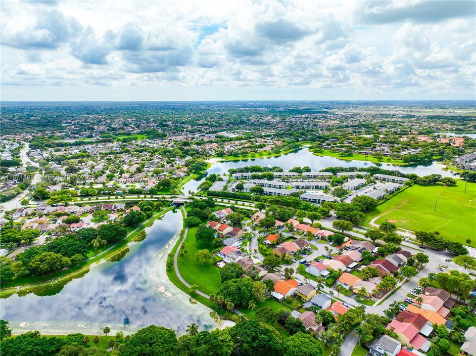 Под контрактом: $550,000 (4 спален, 2 ванн, 2420 Квадратных фут)