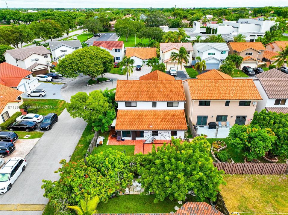 Под контрактом: $550,000 (4 спален, 2 ванн, 2420 Квадратных фут)