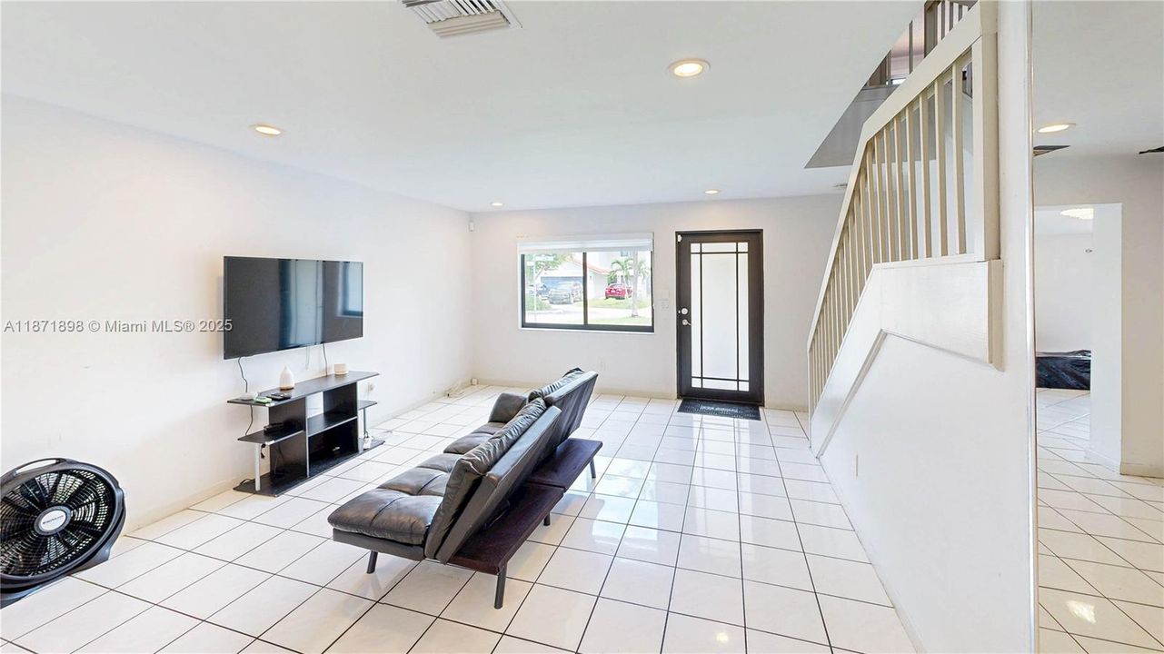 Под контрактом: $550,000 (4 спален, 2 ванн, 2420 Квадратных фут)