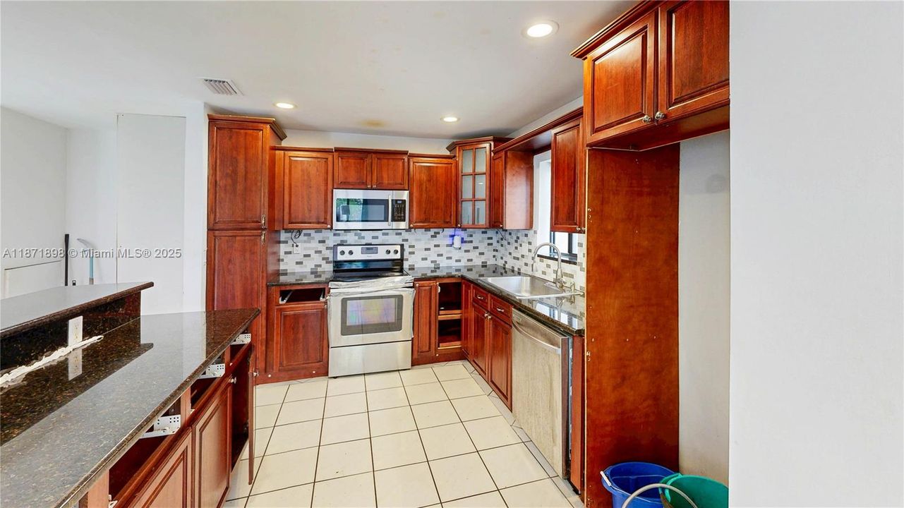 Под контрактом: $550,000 (4 спален, 2 ванн, 2420 Квадратных фут)