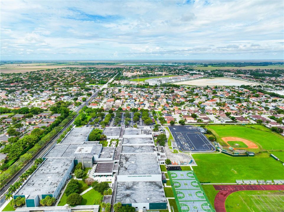 Под контрактом: $550,000 (4 спален, 2 ванн, 2420 Квадратных фут)