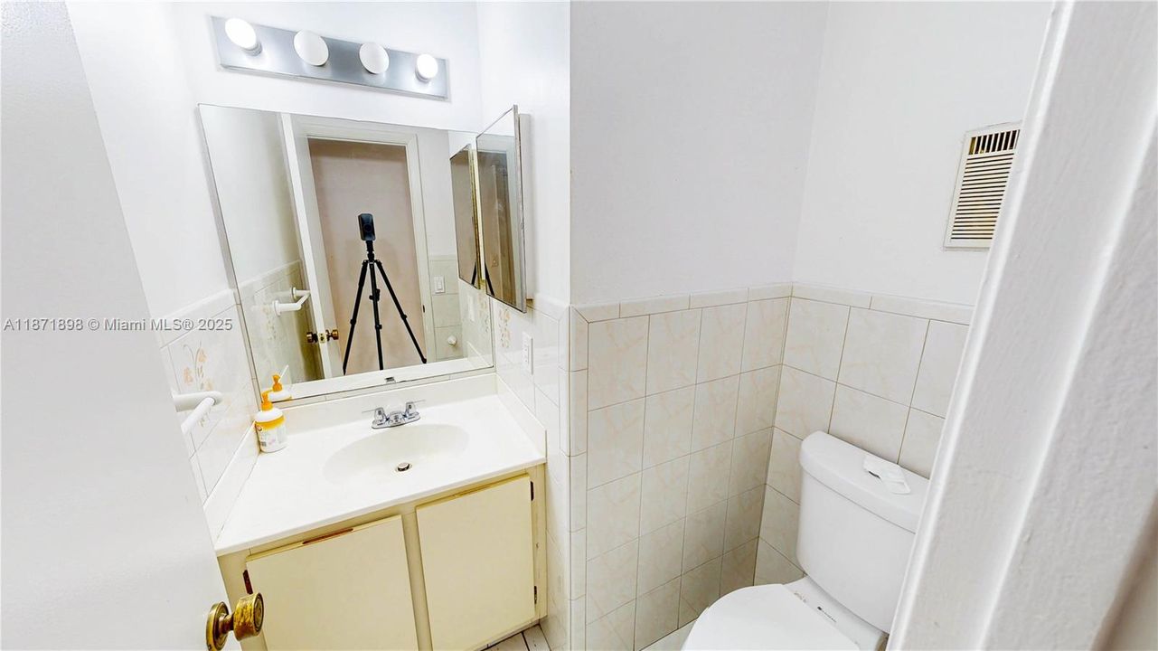 Под контрактом: $550,000 (4 спален, 2 ванн, 2420 Квадратных фут)