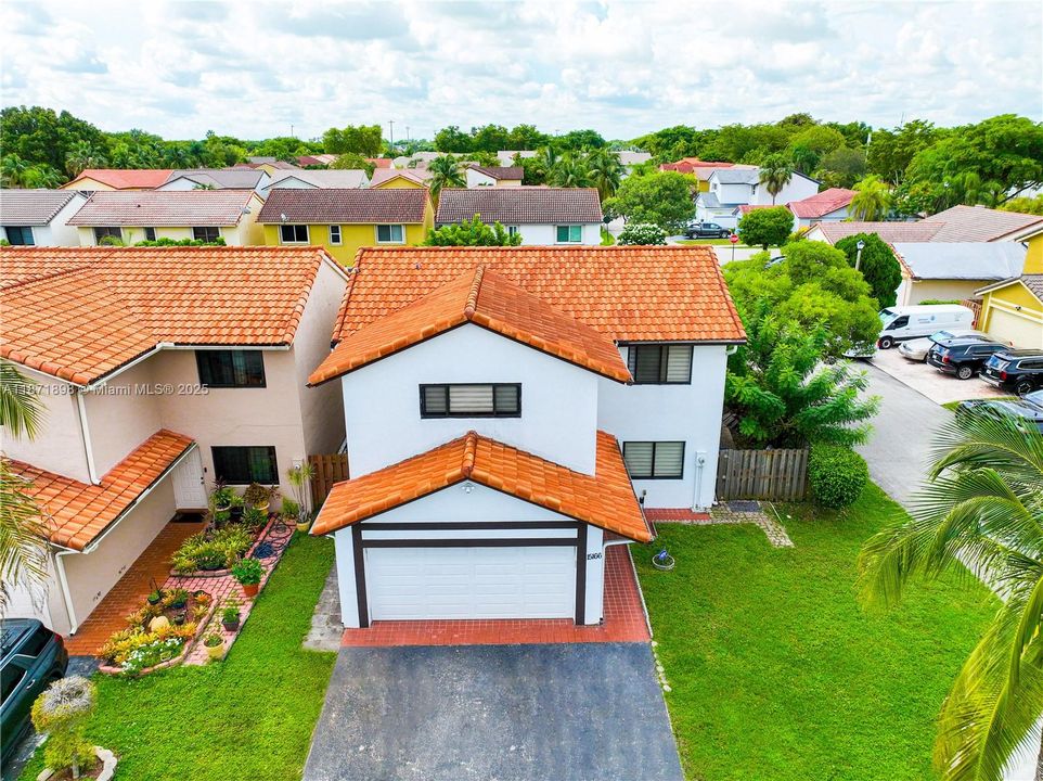 Под контрактом: $550,000 (4 спален, 2 ванн, 2420 Квадратных фут)