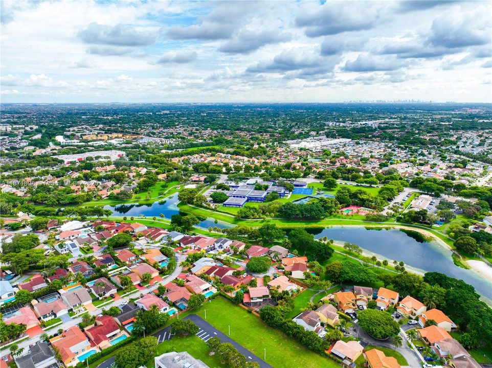 Под контрактом: $550,000 (4 спален, 2 ванн, 2420 Квадратных фут)