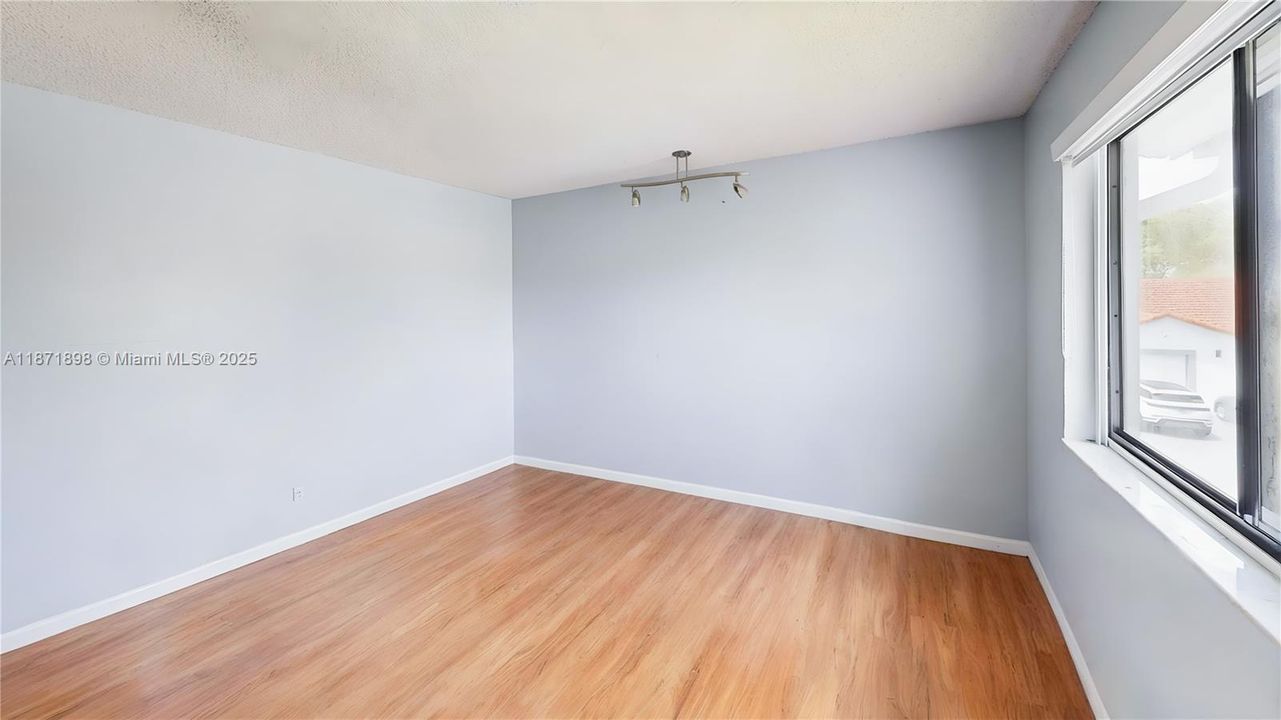 Под контрактом: $550,000 (4 спален, 2 ванн, 2420 Квадратных фут)