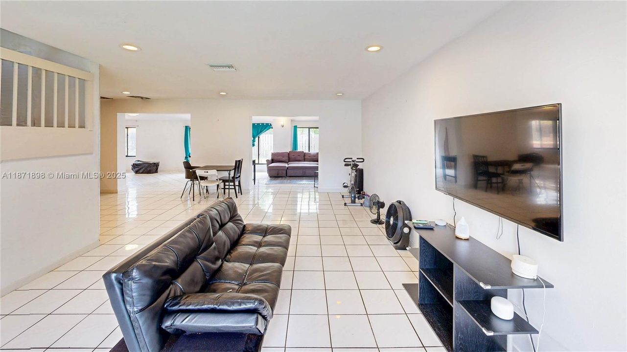 Под контрактом: $550,000 (4 спален, 2 ванн, 2420 Квадратных фут)