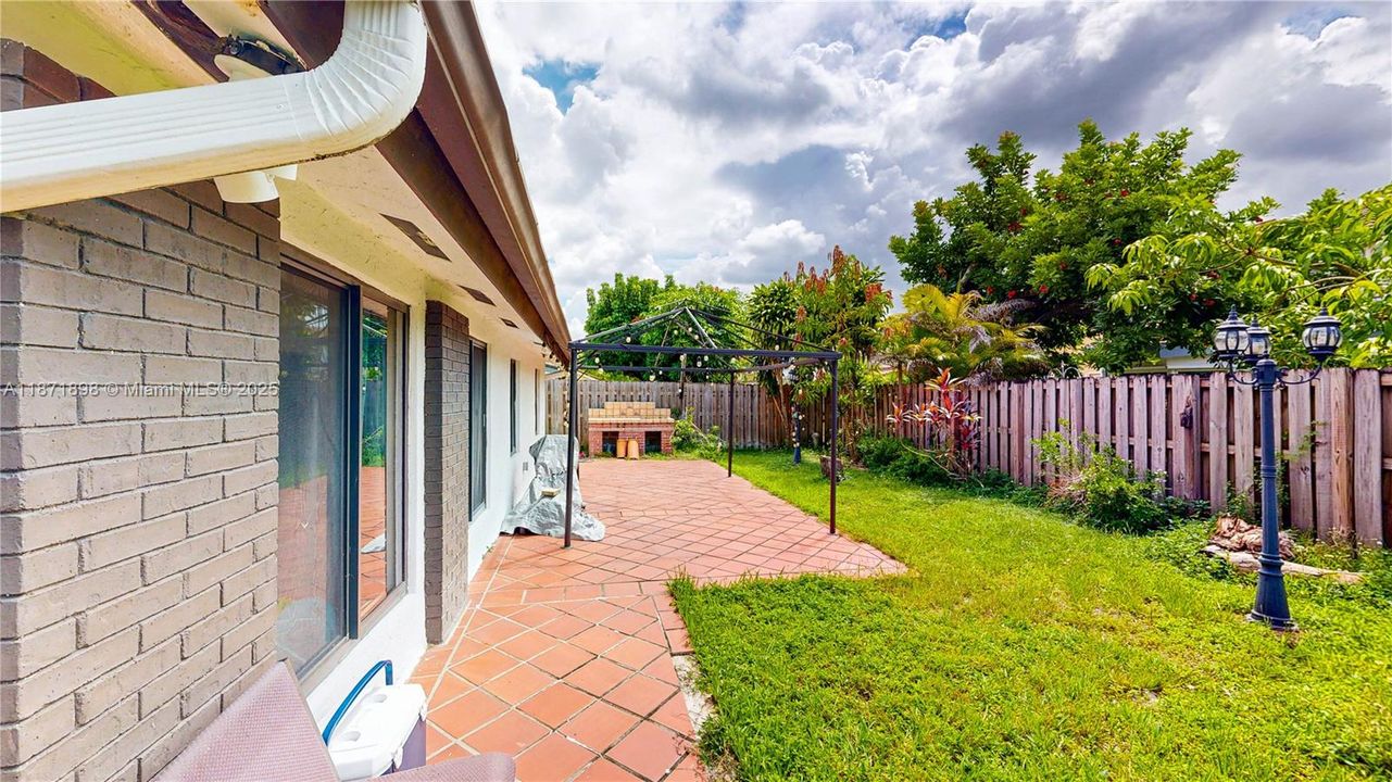 Под контрактом: $550,000 (4 спален, 2 ванн, 2420 Квадратных фут)