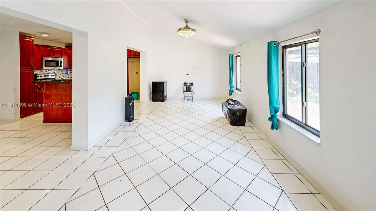 Под контрактом: $550,000 (4 спален, 2 ванн, 2420 Квадратных фут)