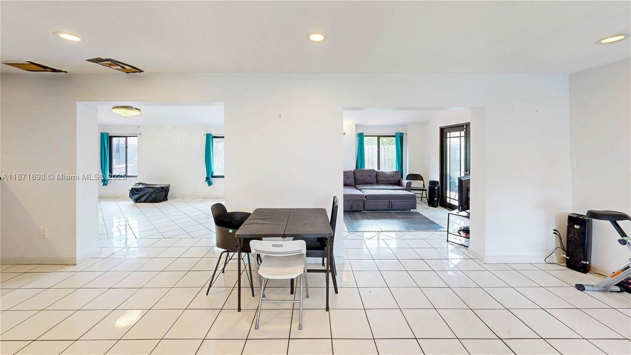 Под контрактом: $550,000 (4 спален, 2 ванн, 2420 Квадратных фут)