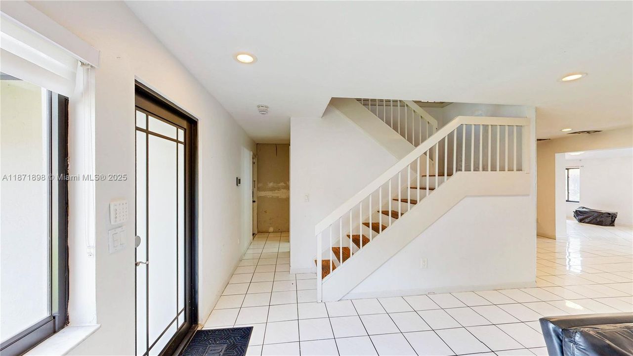 Под контрактом: $550,000 (4 спален, 2 ванн, 2420 Квадратных фут)