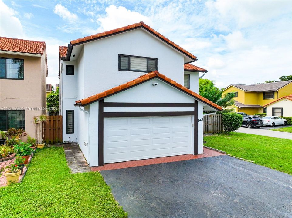 Под контрактом: $550,000 (4 спален, 2 ванн, 2420 Квадратных фут)