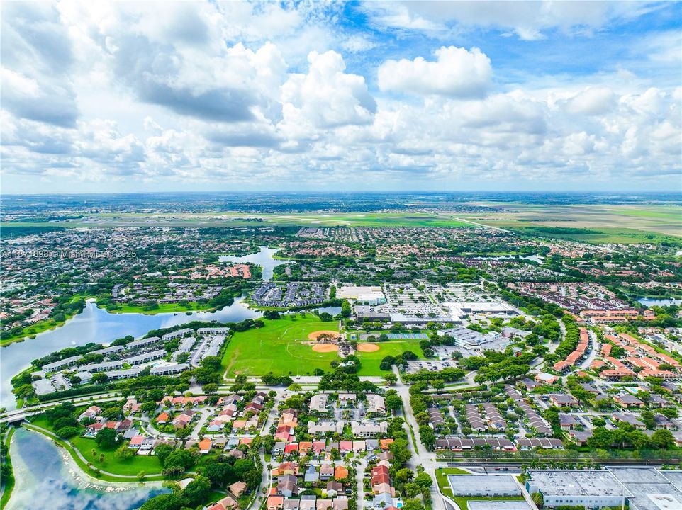 Под контрактом: $550,000 (4 спален, 2 ванн, 2420 Квадратных фут)