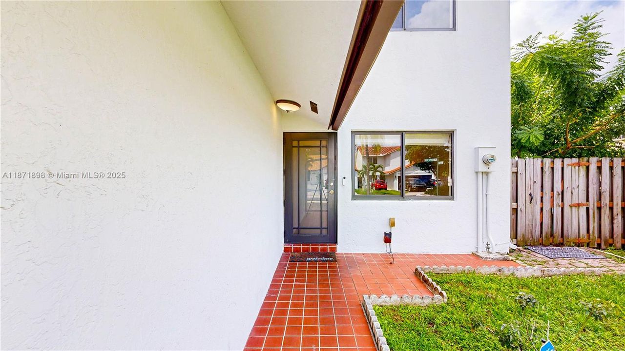 Под контрактом: $550,000 (4 спален, 2 ванн, 2420 Квадратных фут)