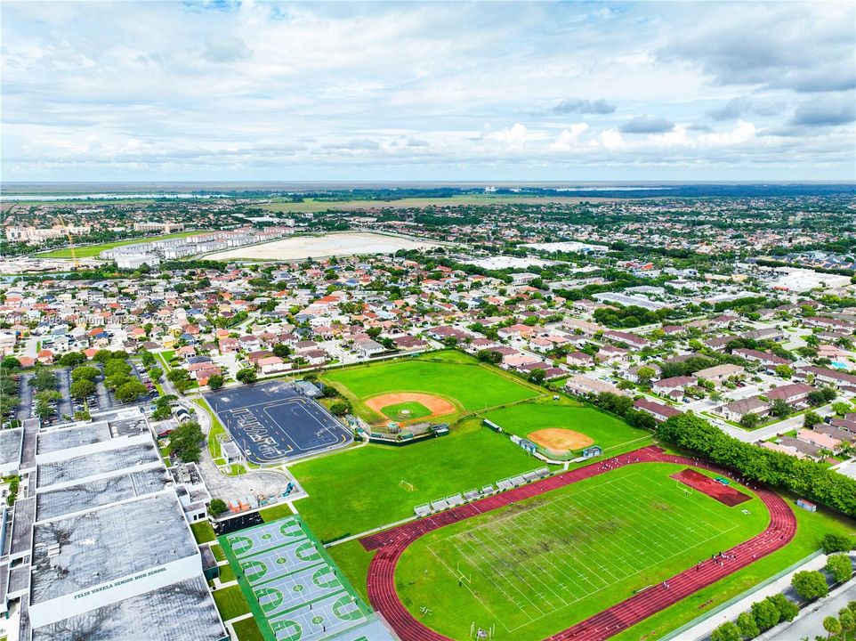 Под контрактом: $550,000 (4 спален, 2 ванн, 2420 Квадратных фут)