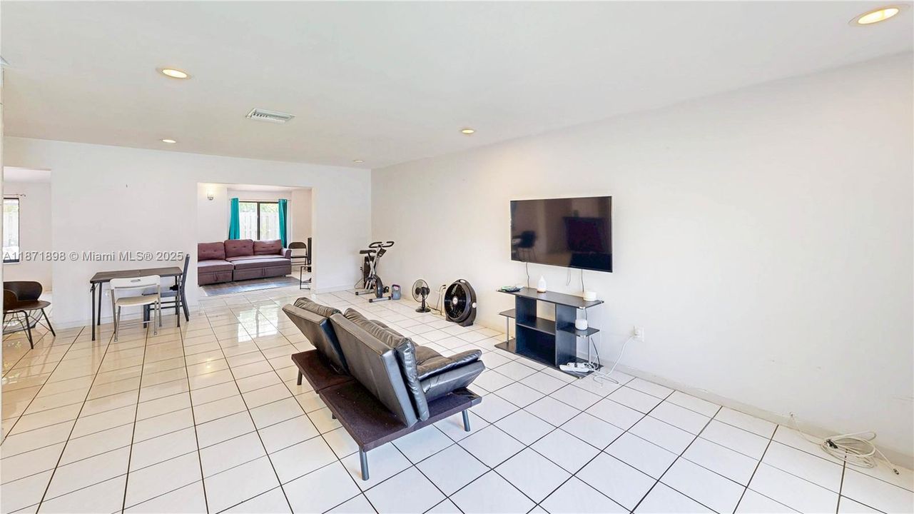 Под контрактом: $550,000 (4 спален, 2 ванн, 2420 Квадратных фут)