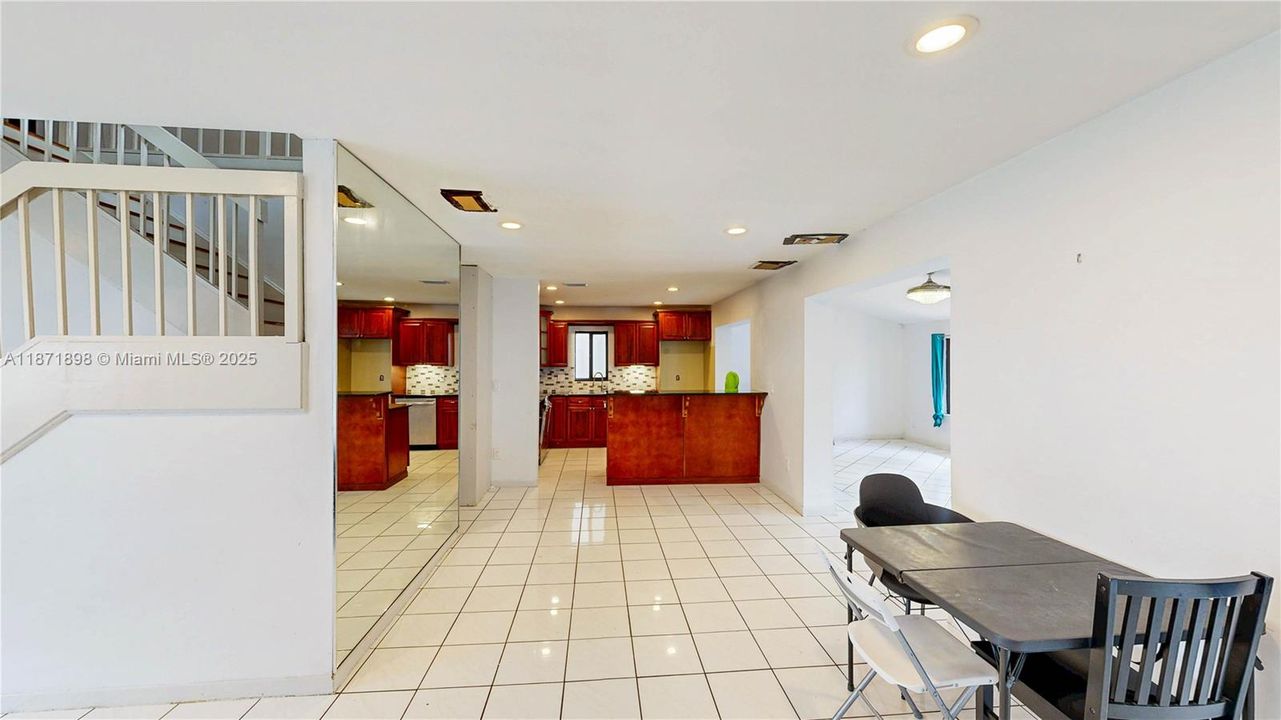 Под контрактом: $550,000 (4 спален, 2 ванн, 2420 Квадратных фут)